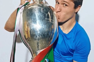 到底图啥呢？在利物浦毫无表现机会，却婉拒意大利豪门轮番邀约