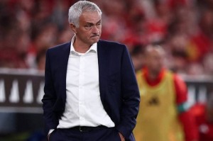 回来了！熟悉的穆里尼奥，送出2分后痛斥裁判，两个亚军都要下课