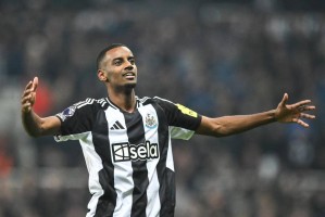 决裂！伊萨克罢训+拒战英超，纽卡威胁坐3年替补席，利物浦看热闹