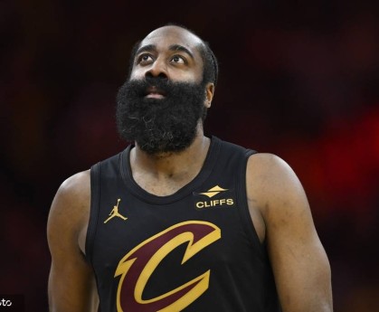 绷不住乐！哈登全场只中1球躺赢 队友三分10中9保命