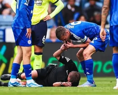 瓦尔迪吹停比赛！主裁受伤倒地不起，瓦尔迪替他吹响了哨声